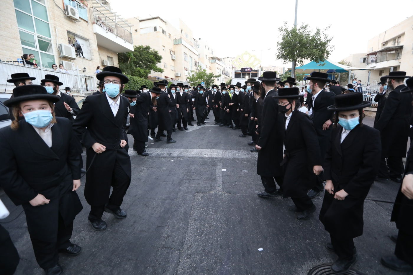 במסיכות וחישוקים: כך ערכו הכנסת ספר תורה בקרלין