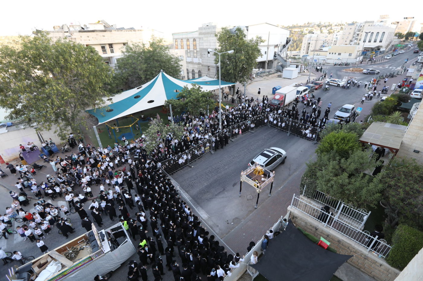 במסיכות וחישוקים: כך ערכו הכנסת ספר תורה בקרלין