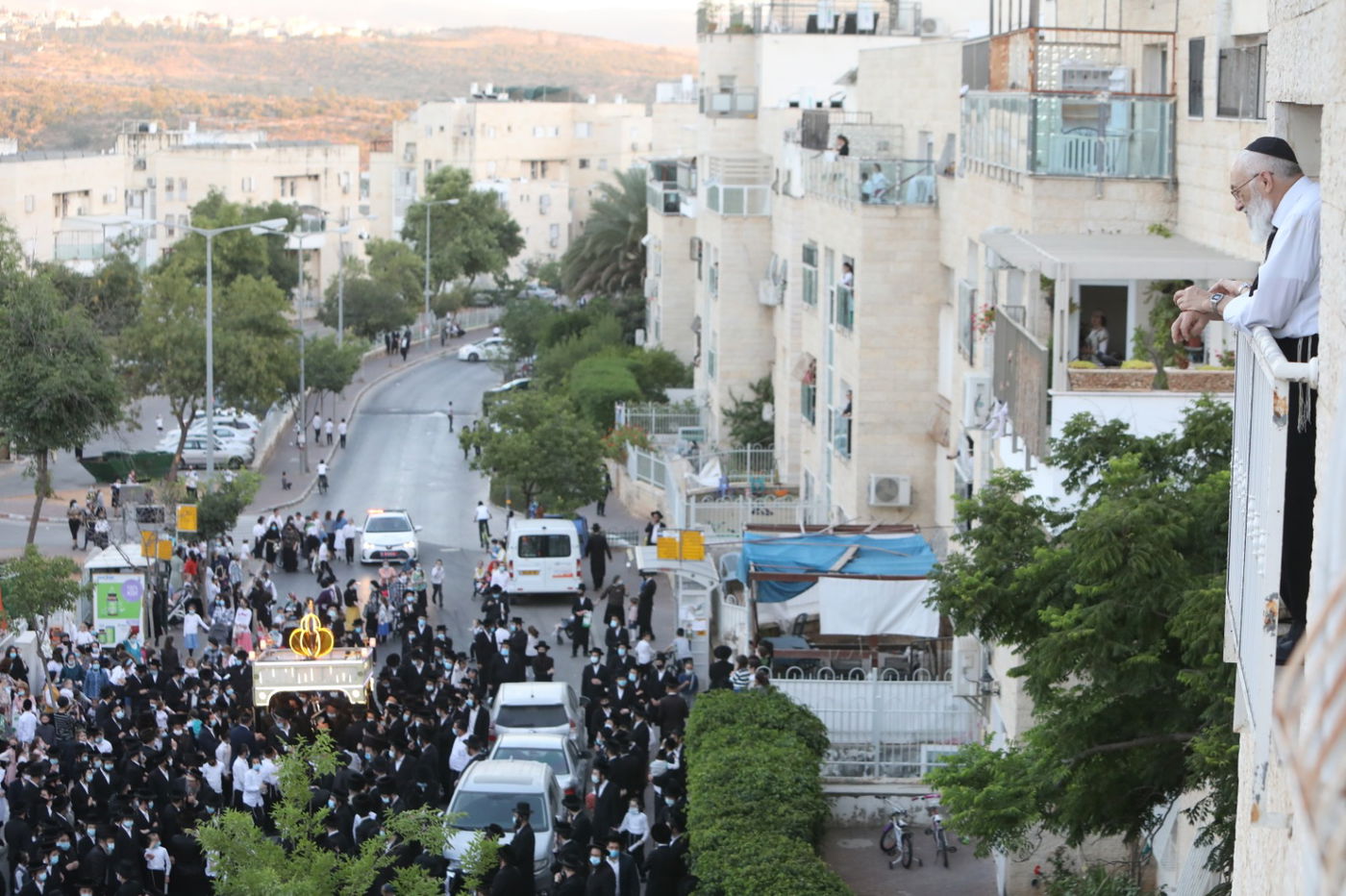 במסיכות וחישוקים: כך ערכו הכנסת ספר תורה בקרלין