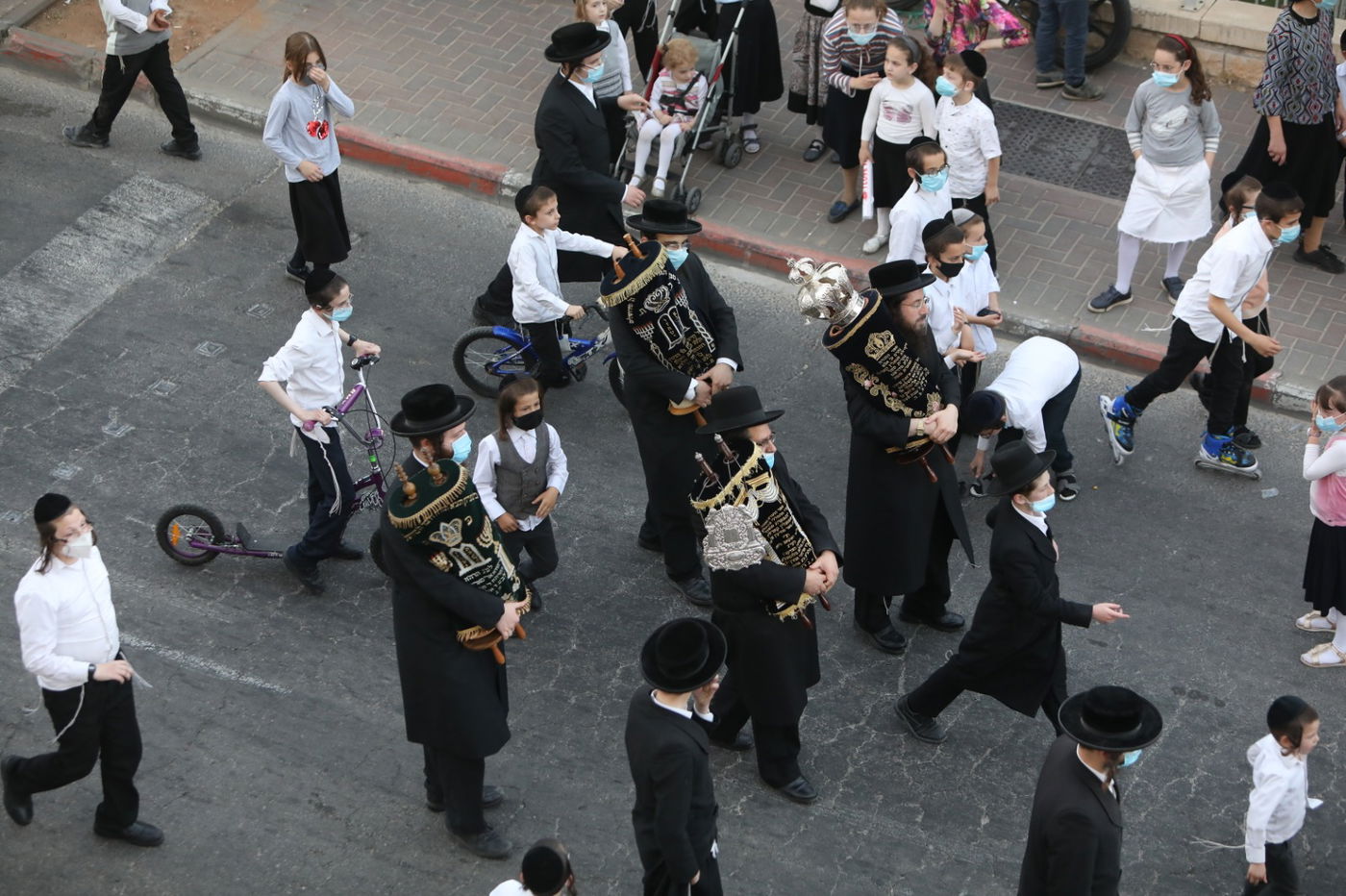 במסיכות וחישוקים: כך ערכו הכנסת ספר תורה בקרלין