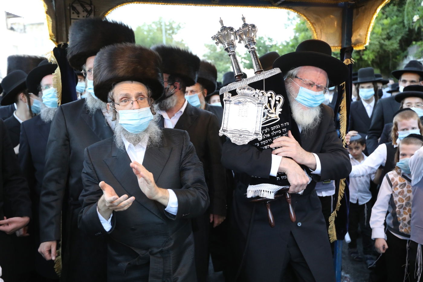 במסיכות וחישוקים: כך ערכו הכנסת ספר תורה בקרלין