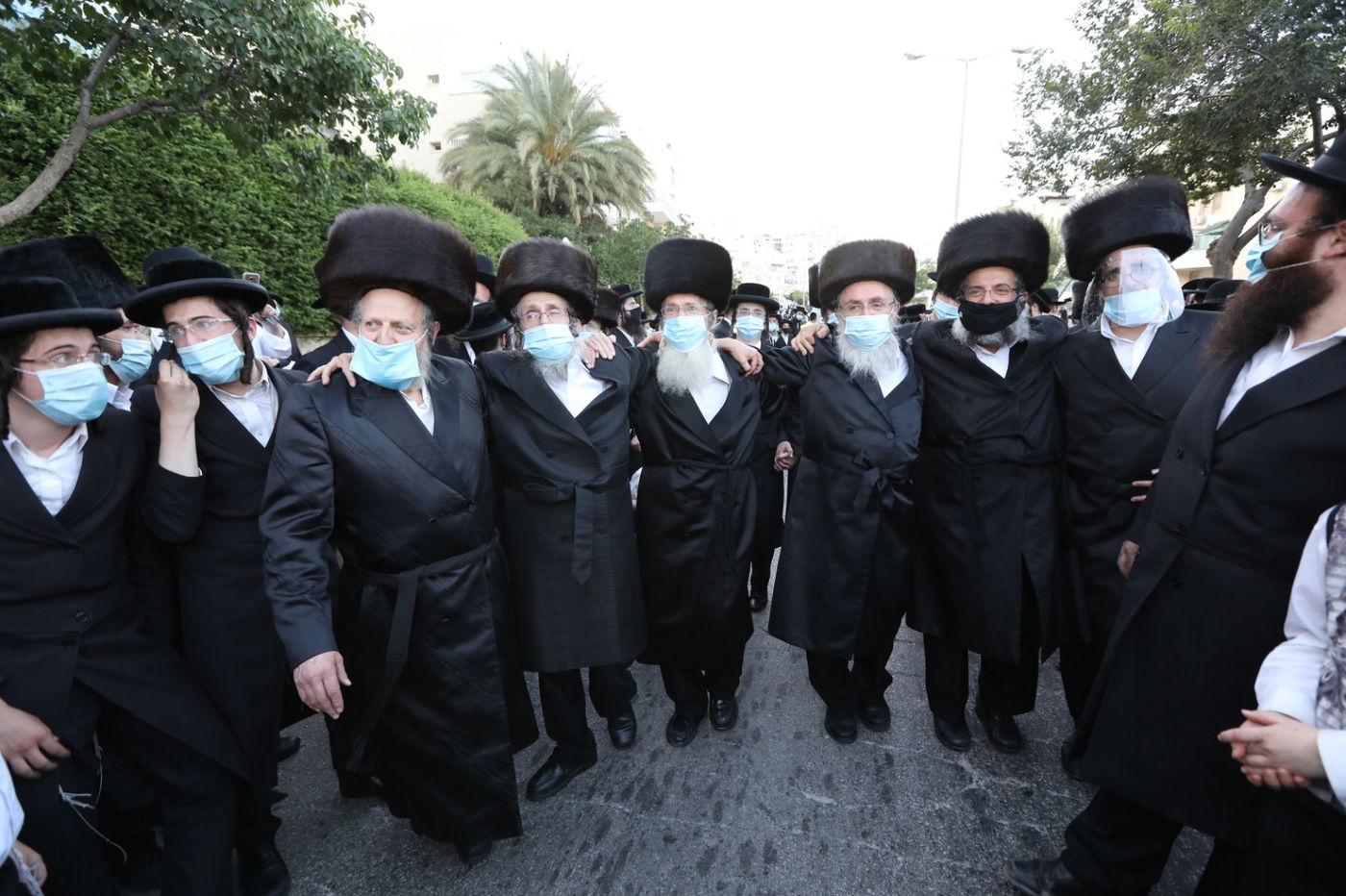 במסיכות וחישוקים: כך ערכו הכנסת ספר תורה בקרלין