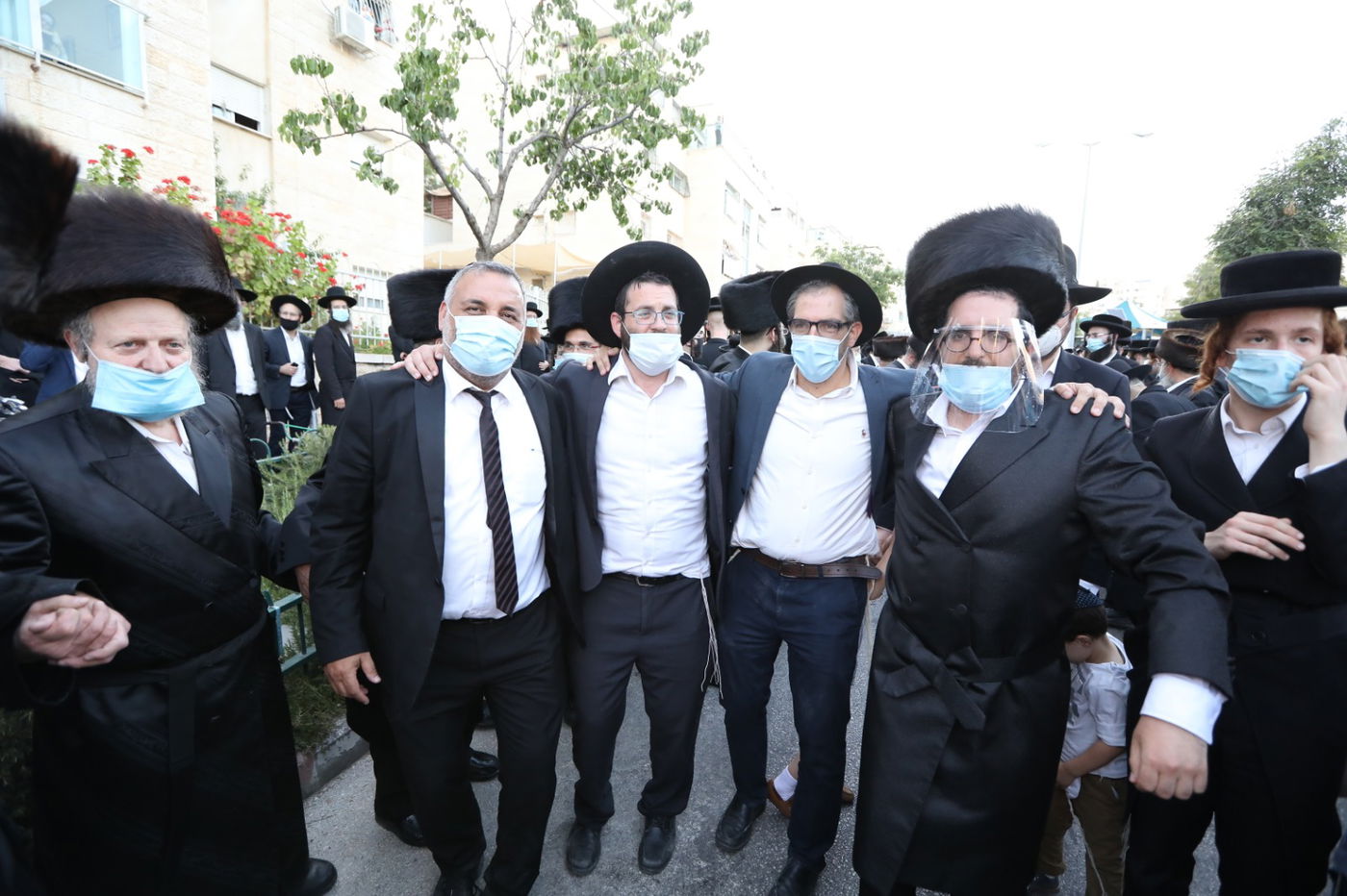 במסיכות וחישוקים: כך ערכו הכנסת ספר תורה בקרלין