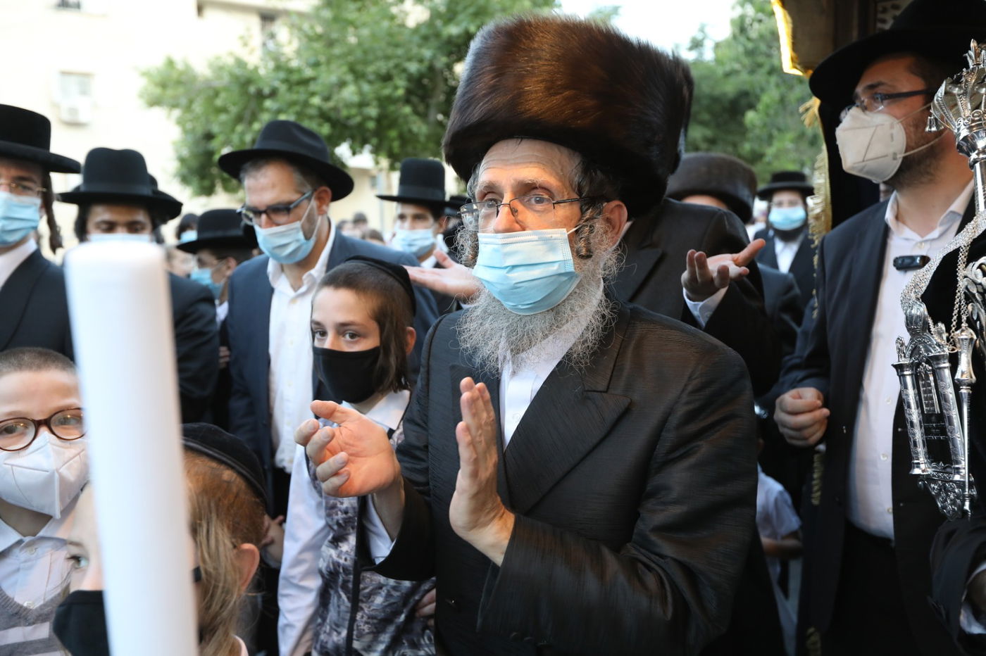 במסיכות וחישוקים: כך ערכו הכנסת ספר תורה בקרלין