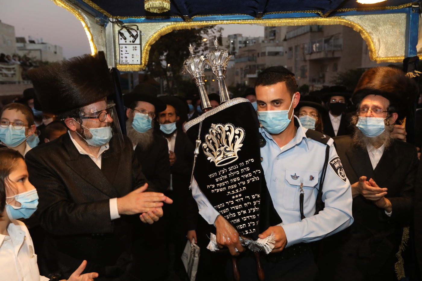 במסיכות וחישוקים: כך ערכו הכנסת ספר תורה בקרלין