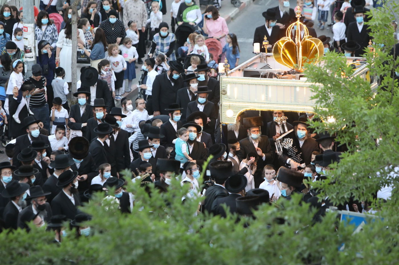 במסיכות וחישוקים: כך ערכו הכנסת ספר תורה בקרלין