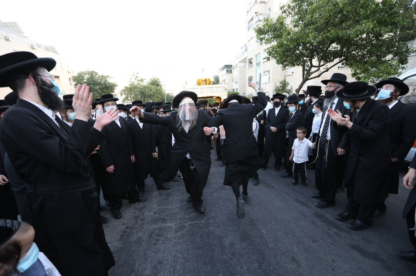 במסיכות וחישוקים: כך ערכו הכנסת ספר תורה בקרלין