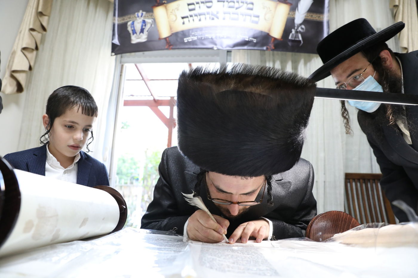 במסיכות וחישוקים: כך ערכו הכנסת ספר תורה בקרלין