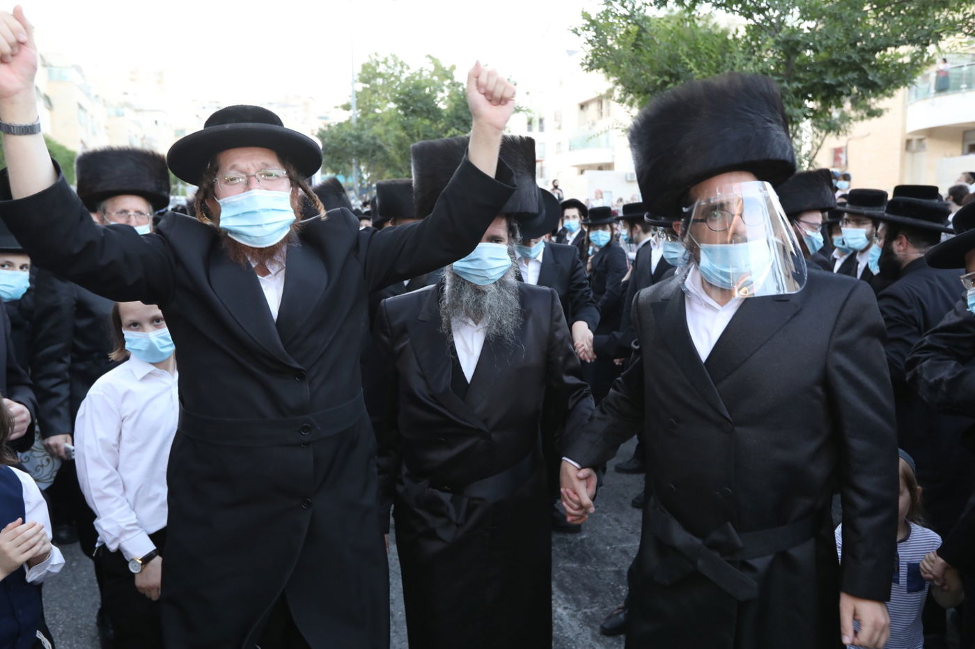 במסיכות וחישוקים: כך ערכו הכנסת ספר תורה בקרלין