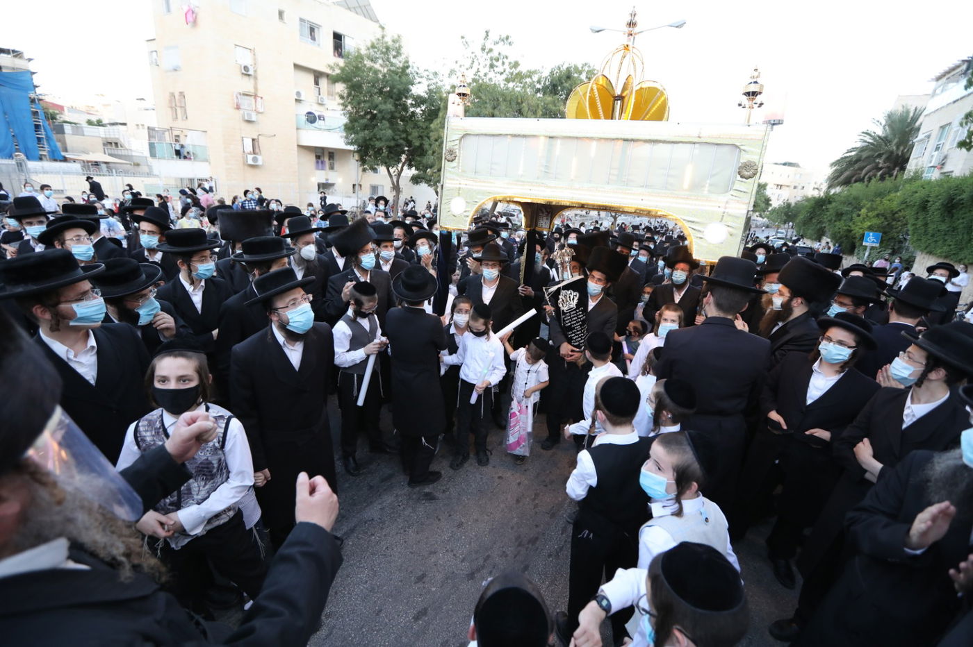 במסיכות וחישוקים: כך ערכו הכנסת ספר תורה בקרלין