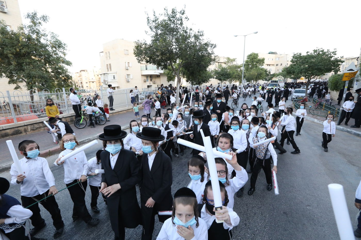 במסיכות וחישוקים: כך ערכו הכנסת ספר תורה בקרלין