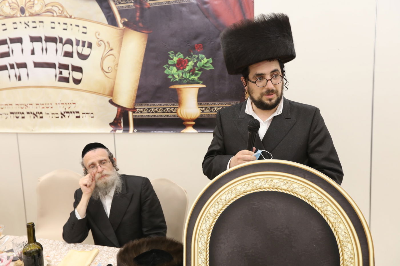 במסיכות וחישוקים: כך ערכו הכנסת ספר תורה בקרלין