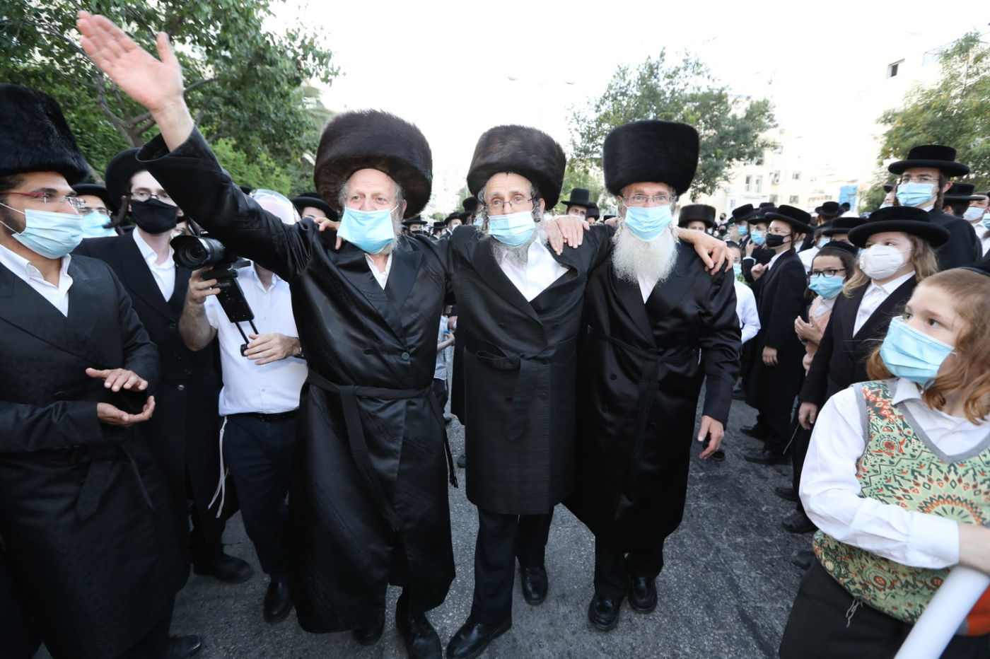 במסיכות וחישוקים: כך ערכו הכנסת ספר תורה בקרלין