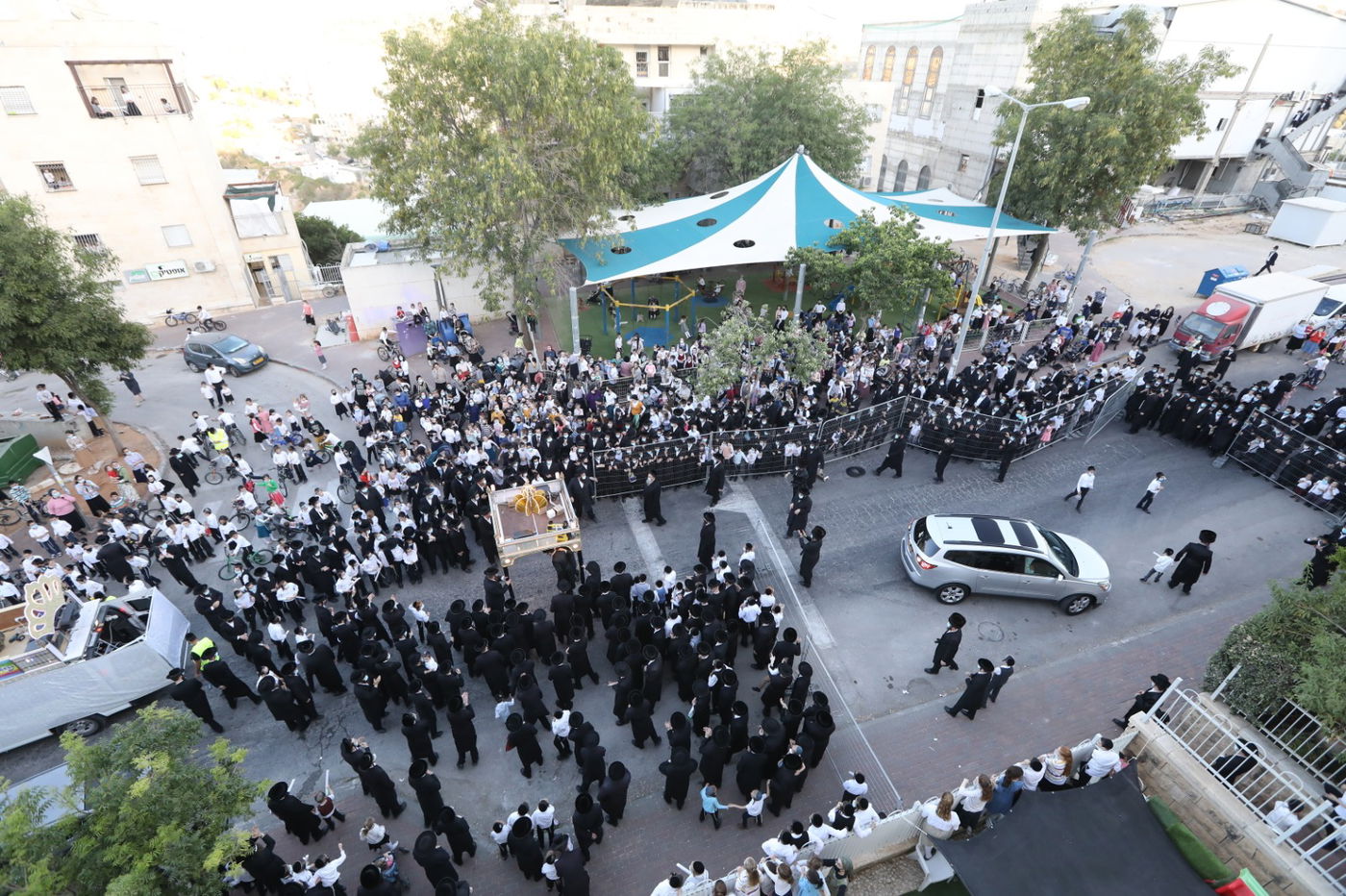 במסיכות וחישוקים: כך ערכו הכנסת ספר תורה בקרלין