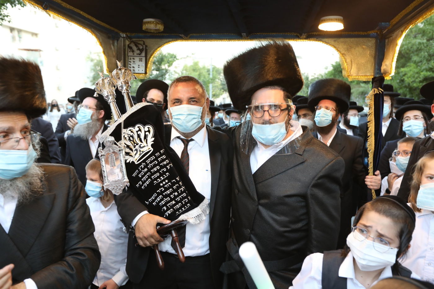 במסיכות וחישוקים: כך ערכו הכנסת ספר תורה בקרלין