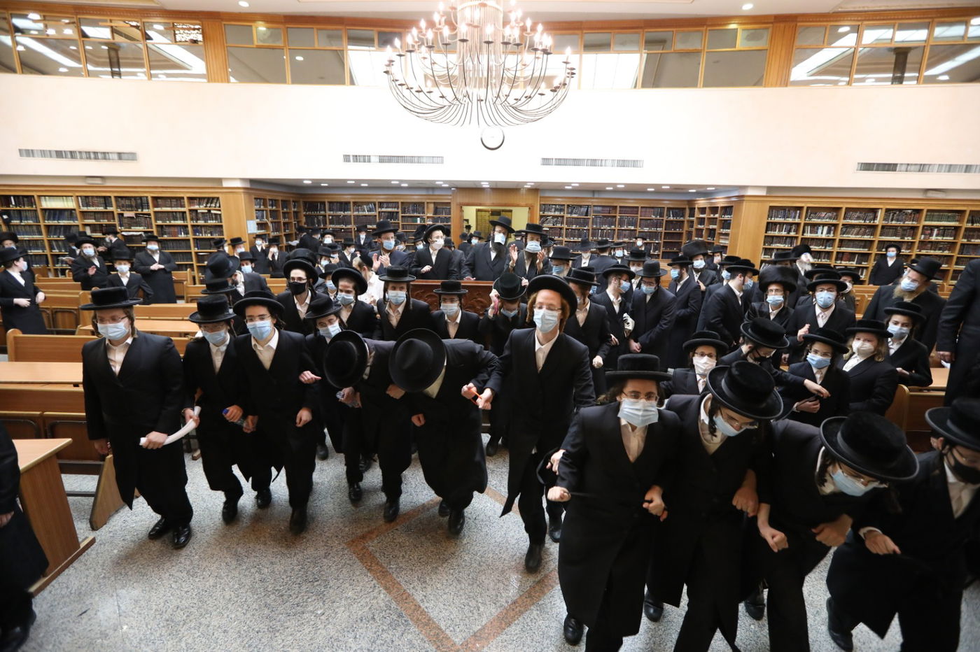 במסיכות וחישוקים: כך ערכו הכנסת ספר תורה בקרלין