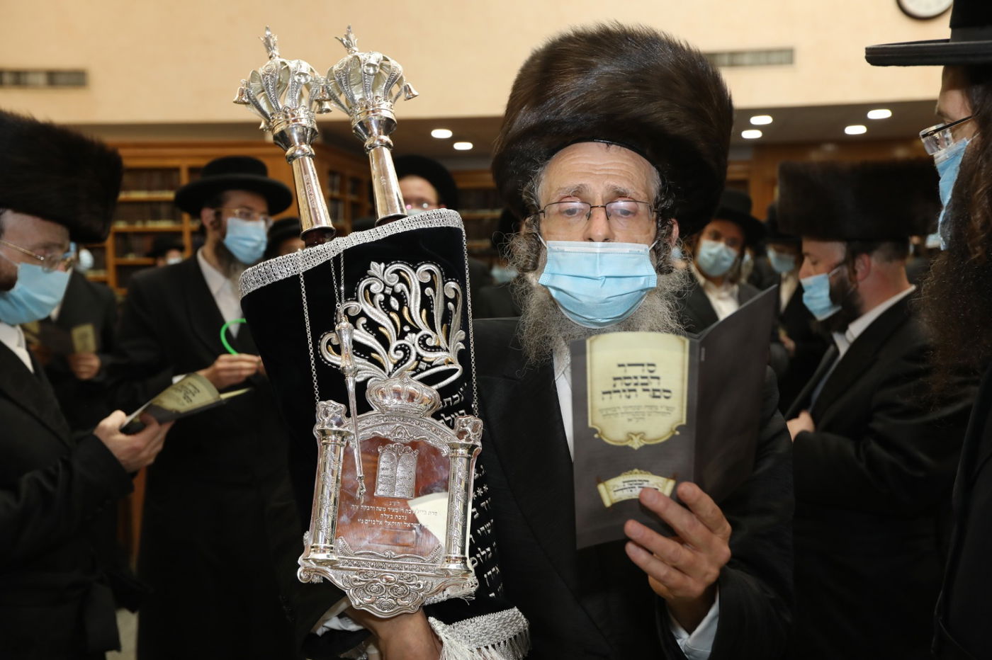 במסיכות וחישוקים: כך ערכו הכנסת ספר תורה בקרלין