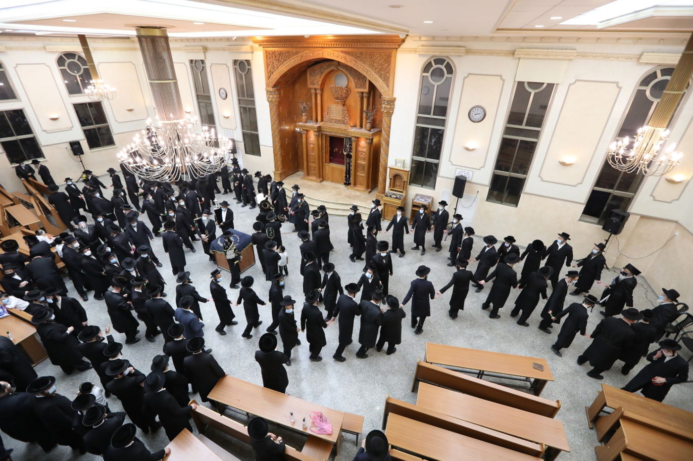 במסיכות וחישוקים: כך ערכו הכנסת ספר תורה בקרלין