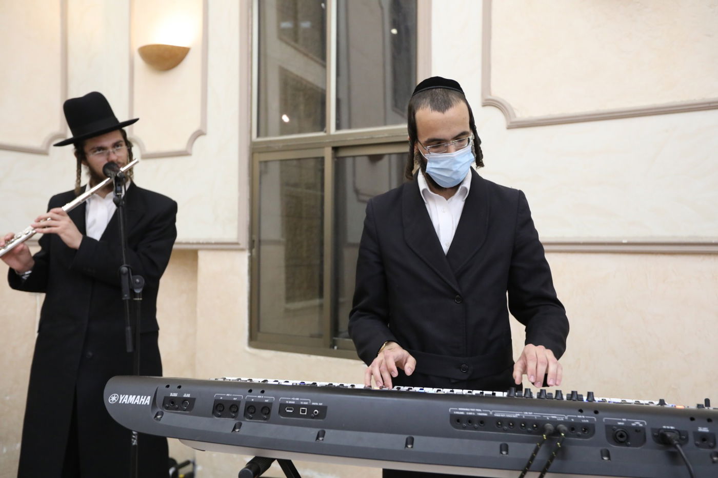 במסיכות וחישוקים: כך ערכו הכנסת ספר תורה בקרלין