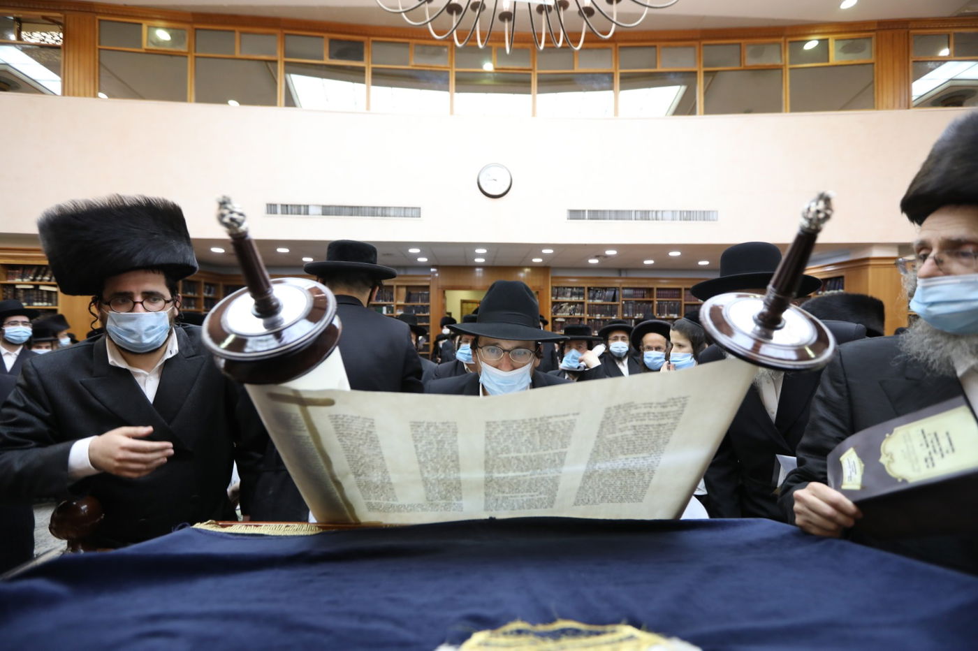 במסיכות וחישוקים: כך ערכו הכנסת ספר תורה בקרלין