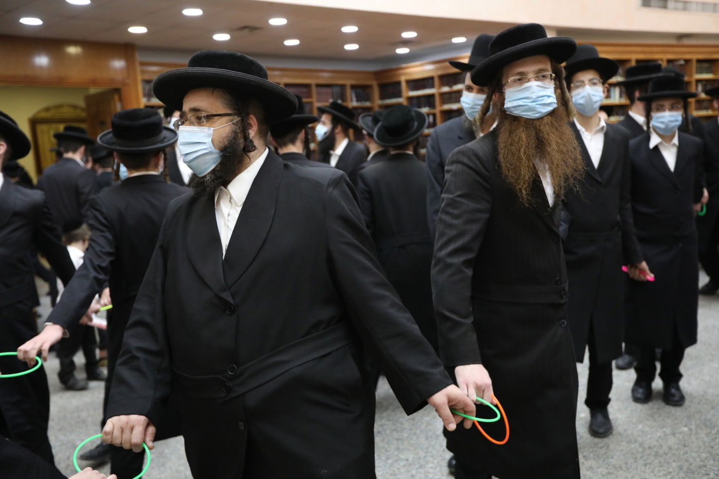 במסיכות וחישוקים: כך ערכו הכנסת ספר תורה בקרלין