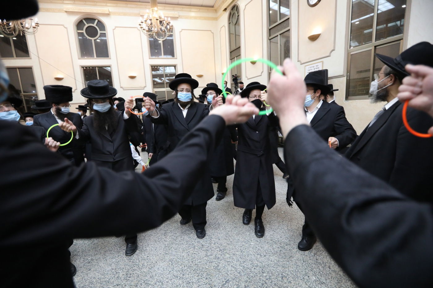 במסיכות וחישוקים: כך ערכו הכנסת ספר תורה בקרלין