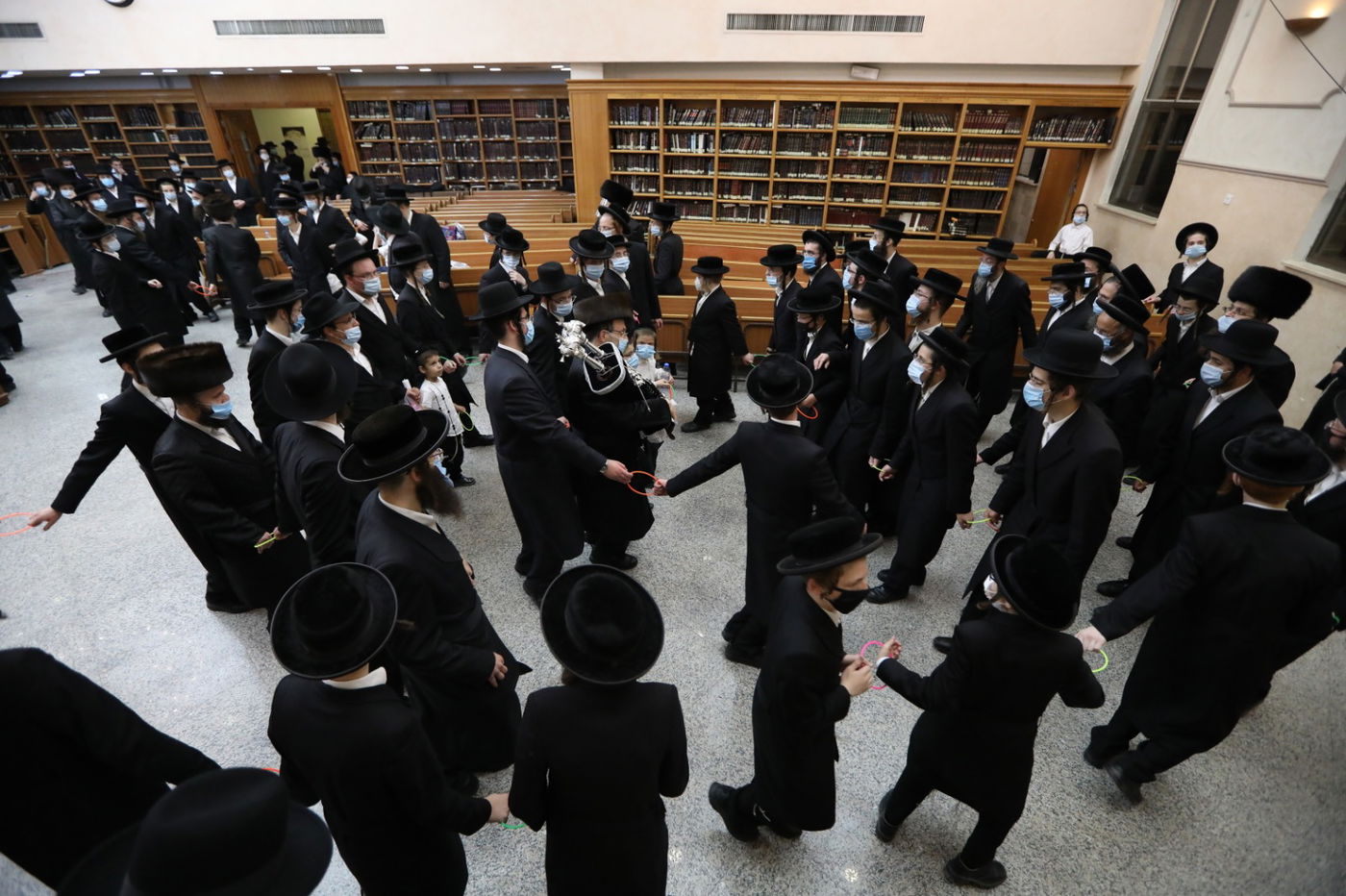 במסיכות וחישוקים: כך ערכו הכנסת ספר תורה בקרלין