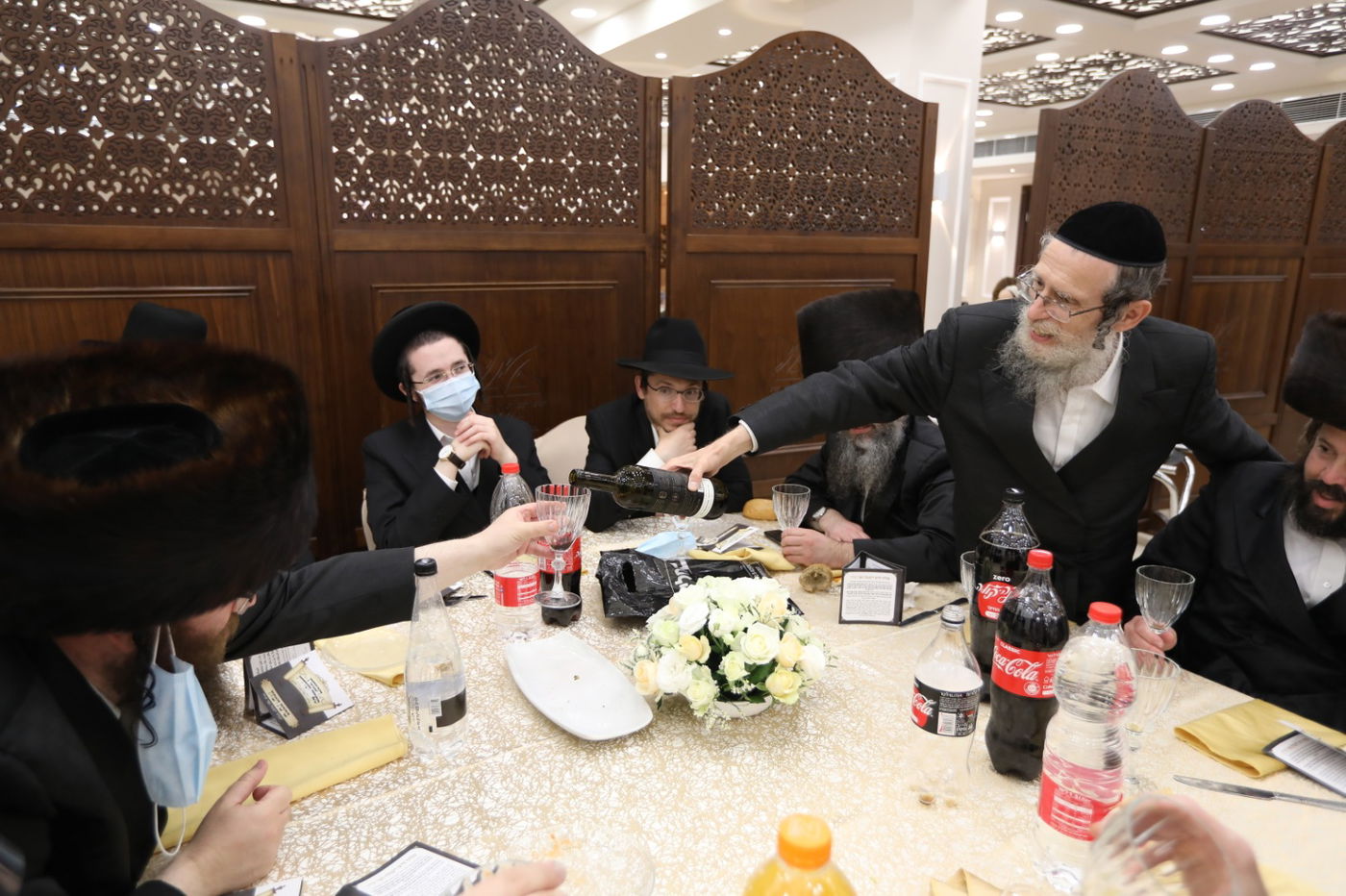 במסיכות וחישוקים: כך ערכו הכנסת ספר תורה בקרלין