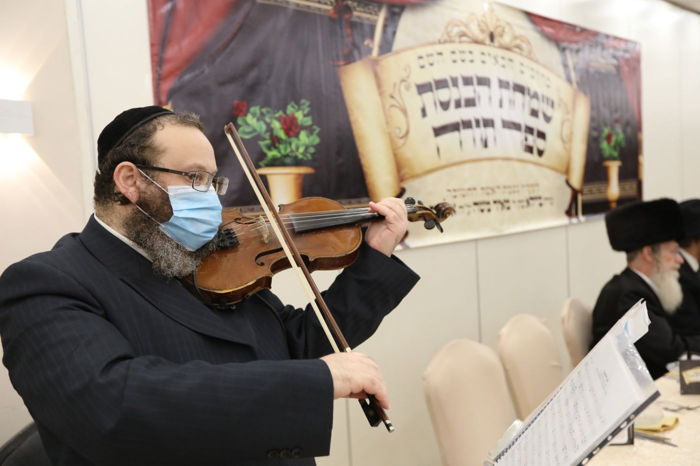 במסיכות וחישוקים: כך ערכו הכנסת ספר תורה בקרלין