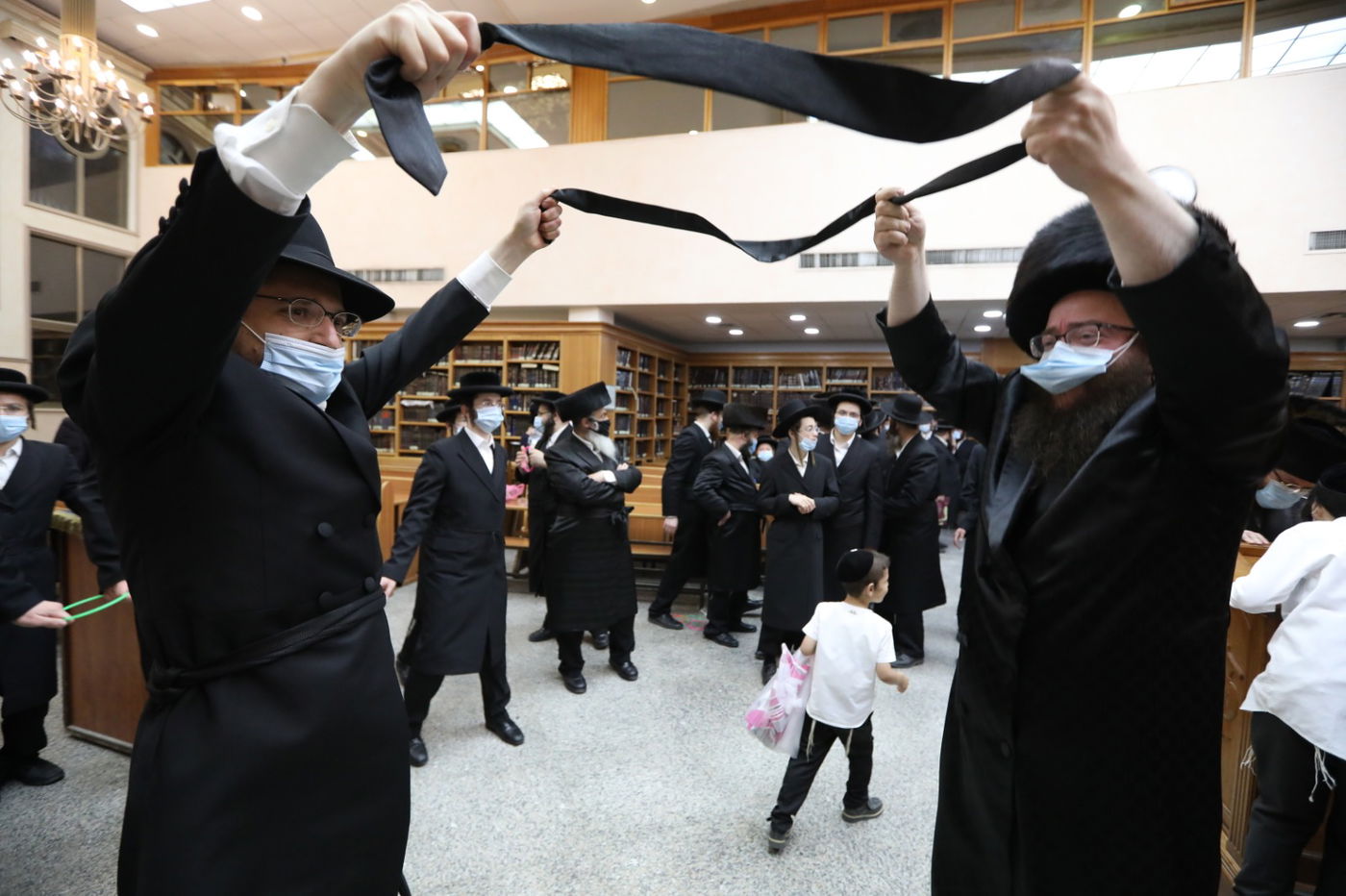 במסיכות וחישוקים: כך ערכו הכנסת ספר תורה בקרלין