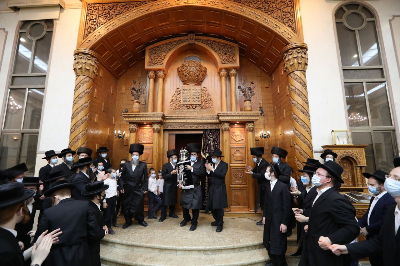 במסיכות וחישוקים: כך ערכו הכנסת ספר תורה בקרלין