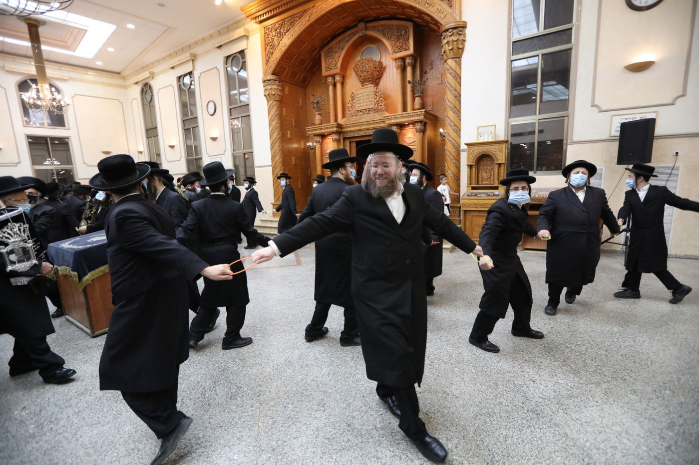 במסיכות וחישוקים: כך ערכו הכנסת ספר תורה בקרלין