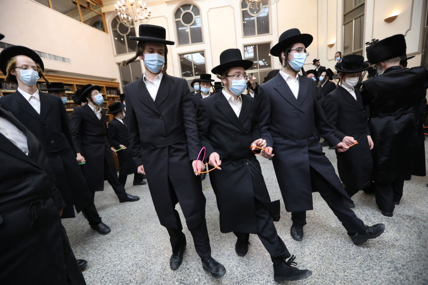 במסיכות וחישוקים: כך ערכו הכנסת ספר תורה בקרלין