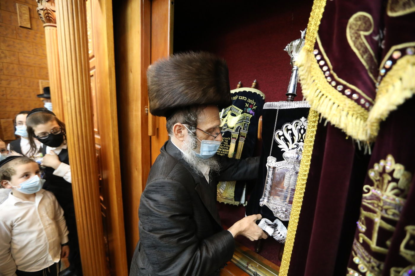 במסיכות וחישוקים: כך ערכו הכנסת ספר תורה בקרלין