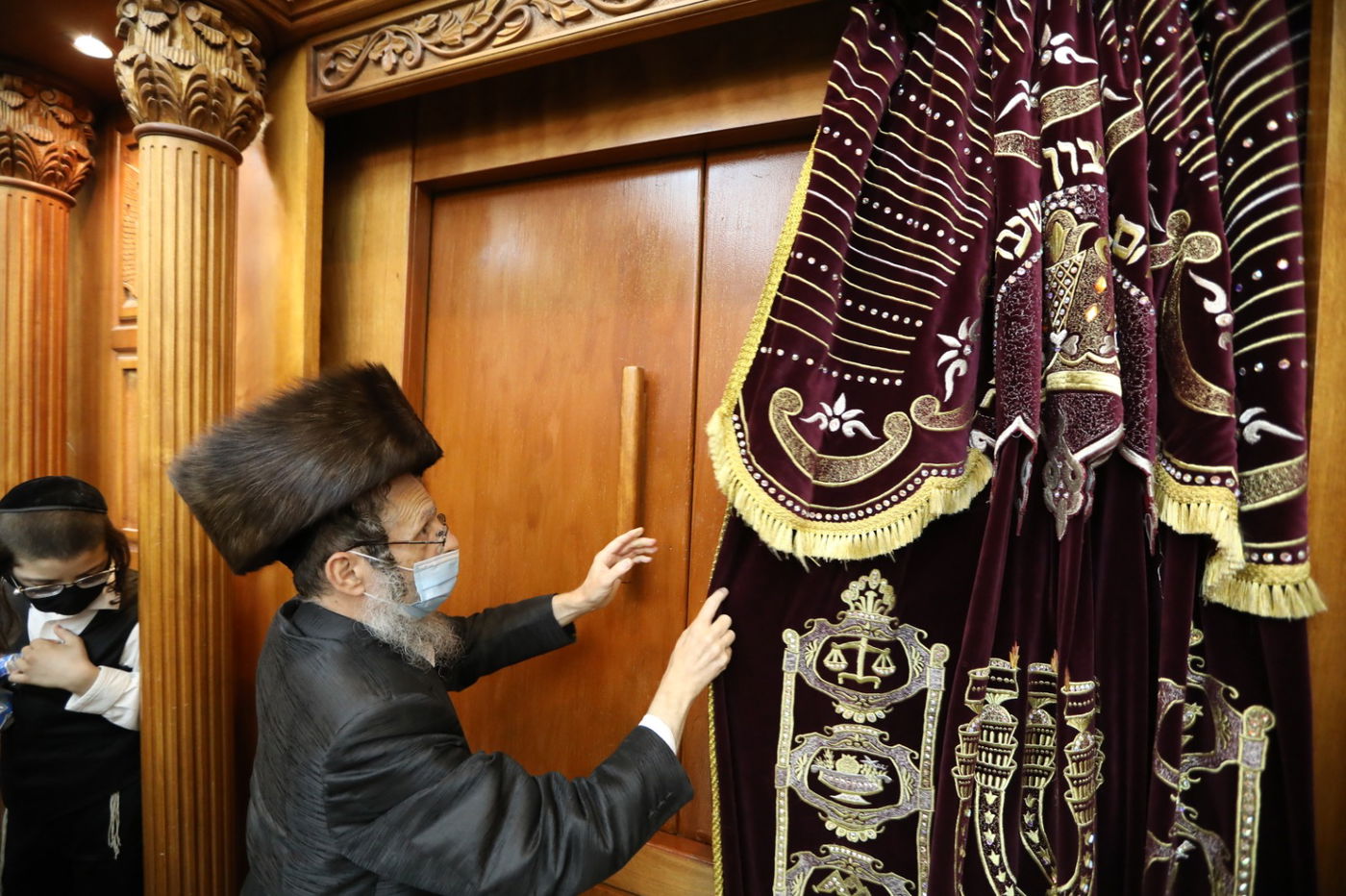 במסיכות וחישוקים: כך ערכו הכנסת ספר תורה בקרלין