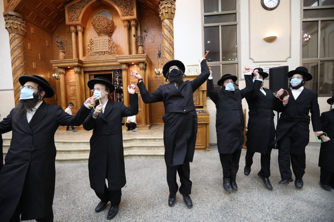 במסיכות וחישוקים: כך ערכו הכנסת ספר תורה בקרלין