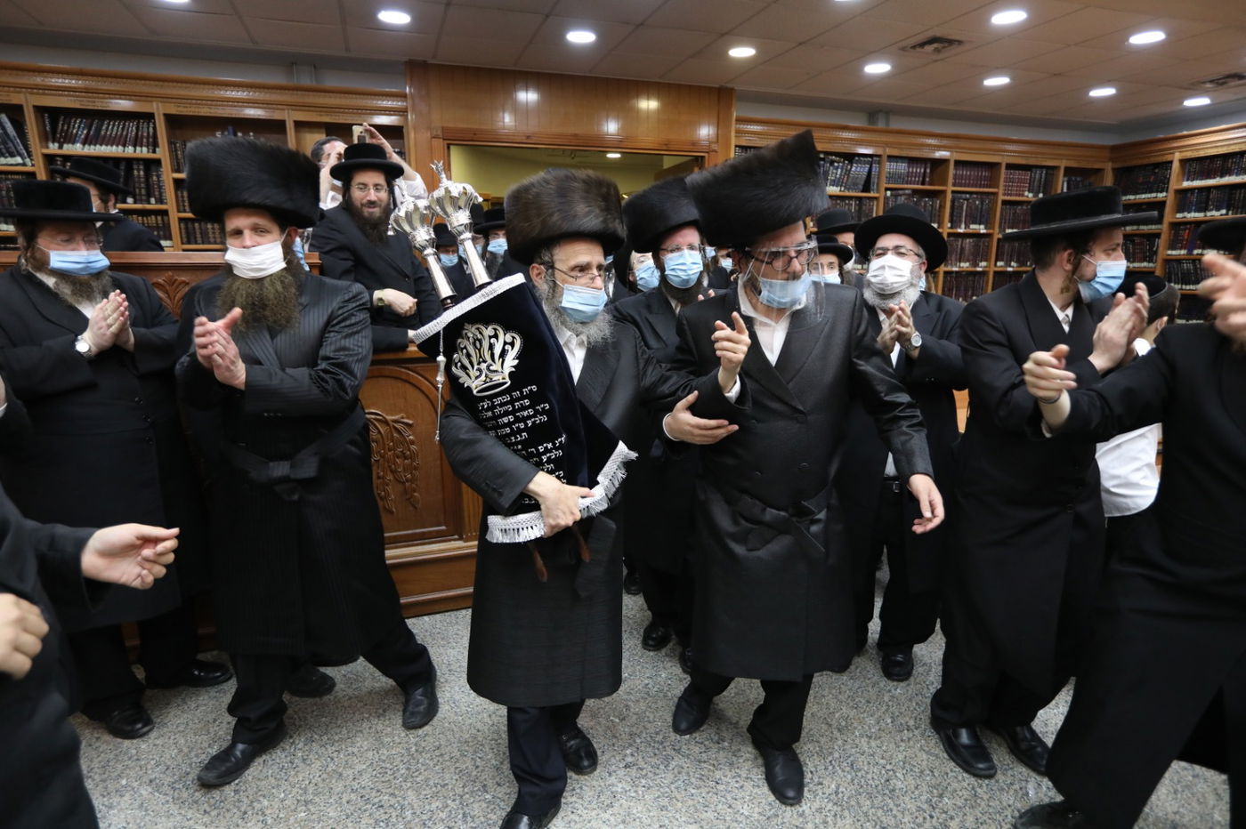 במסיכות וחישוקים: כך ערכו הכנסת ספר תורה בקרלין