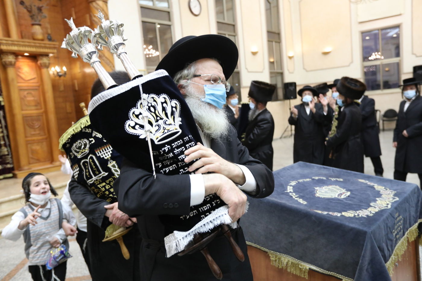 במסיכות וחישוקים: כך ערכו הכנסת ספר תורה בקרלין