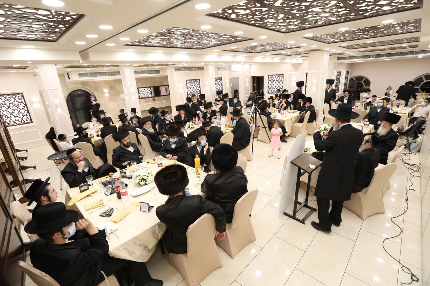 במסיכות וחישוקים: כך ערכו הכנסת ספר תורה בקרלין