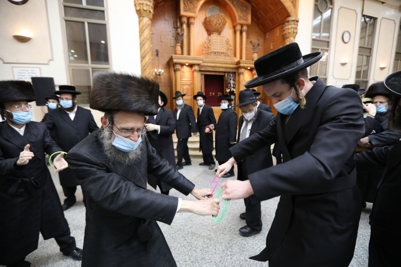 במסיכות וחישוקים: כך ערכו הכנסת ספר תורה בקרלין