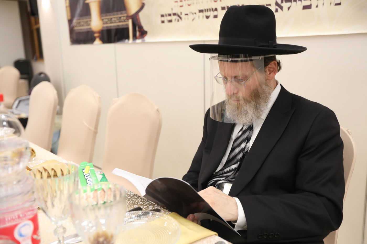 במסיכות וחישוקים: כך ערכו הכנסת ספר תורה בקרלין