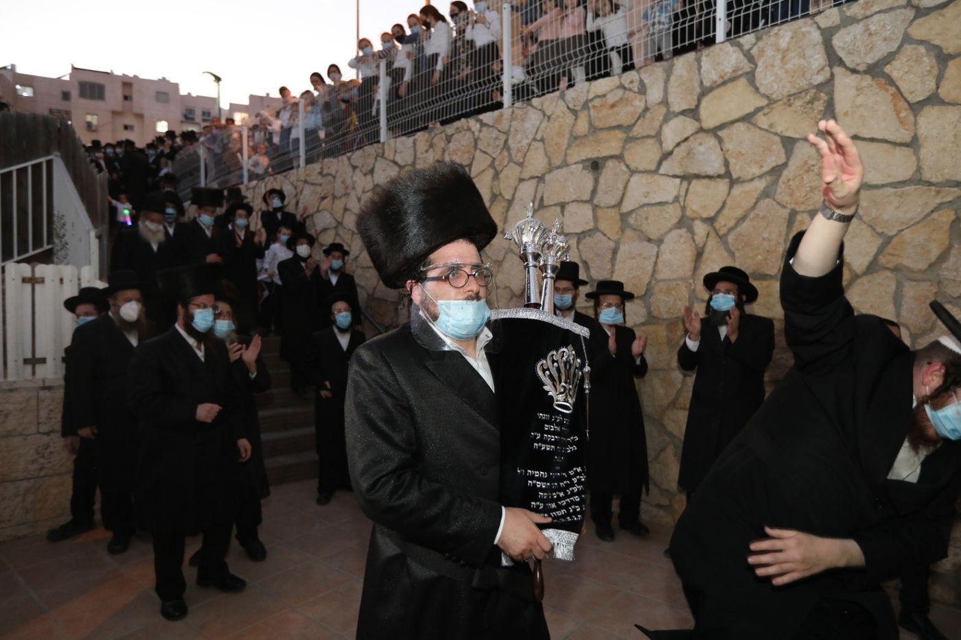 במסיכות וחישוקים: כך ערכו הכנסת ספר תורה בקרלין