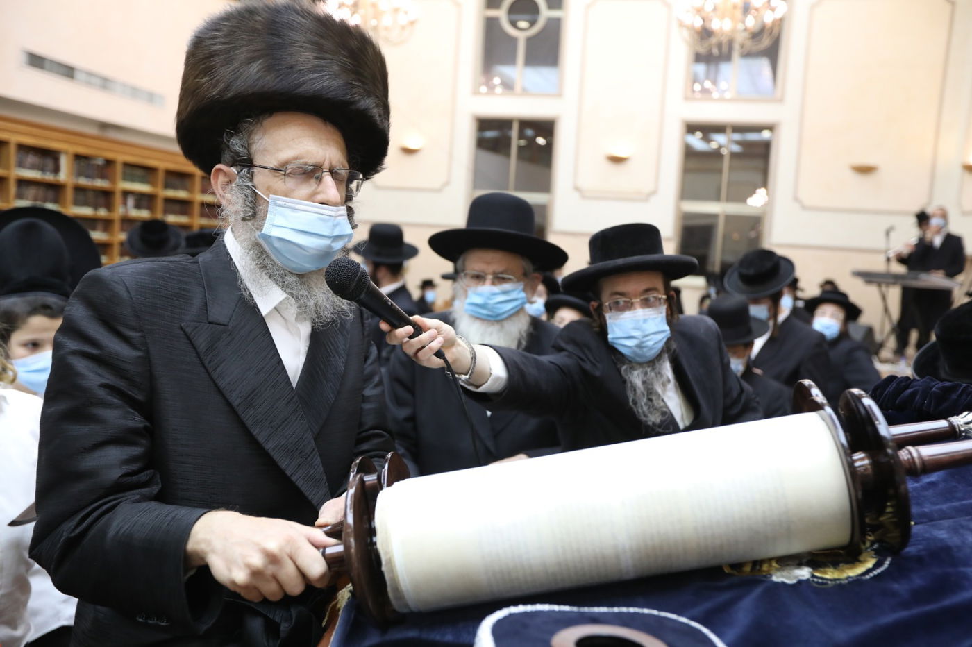 במסיכות וחישוקים: כך ערכו הכנסת ספר תורה בקרלין