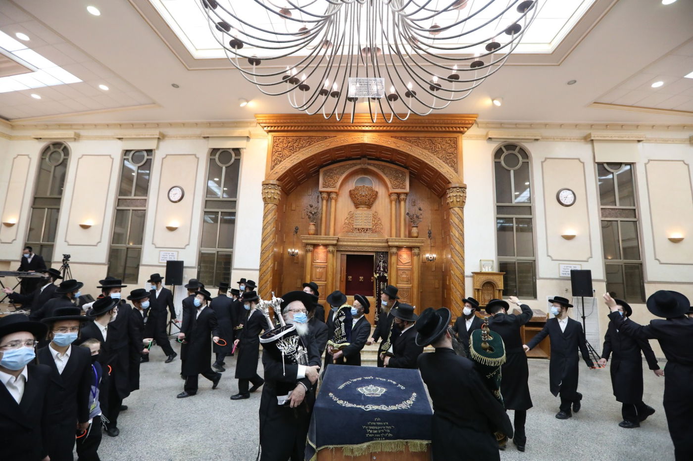 במסיכות וחישוקים: כך ערכו הכנסת ספר תורה בקרלין