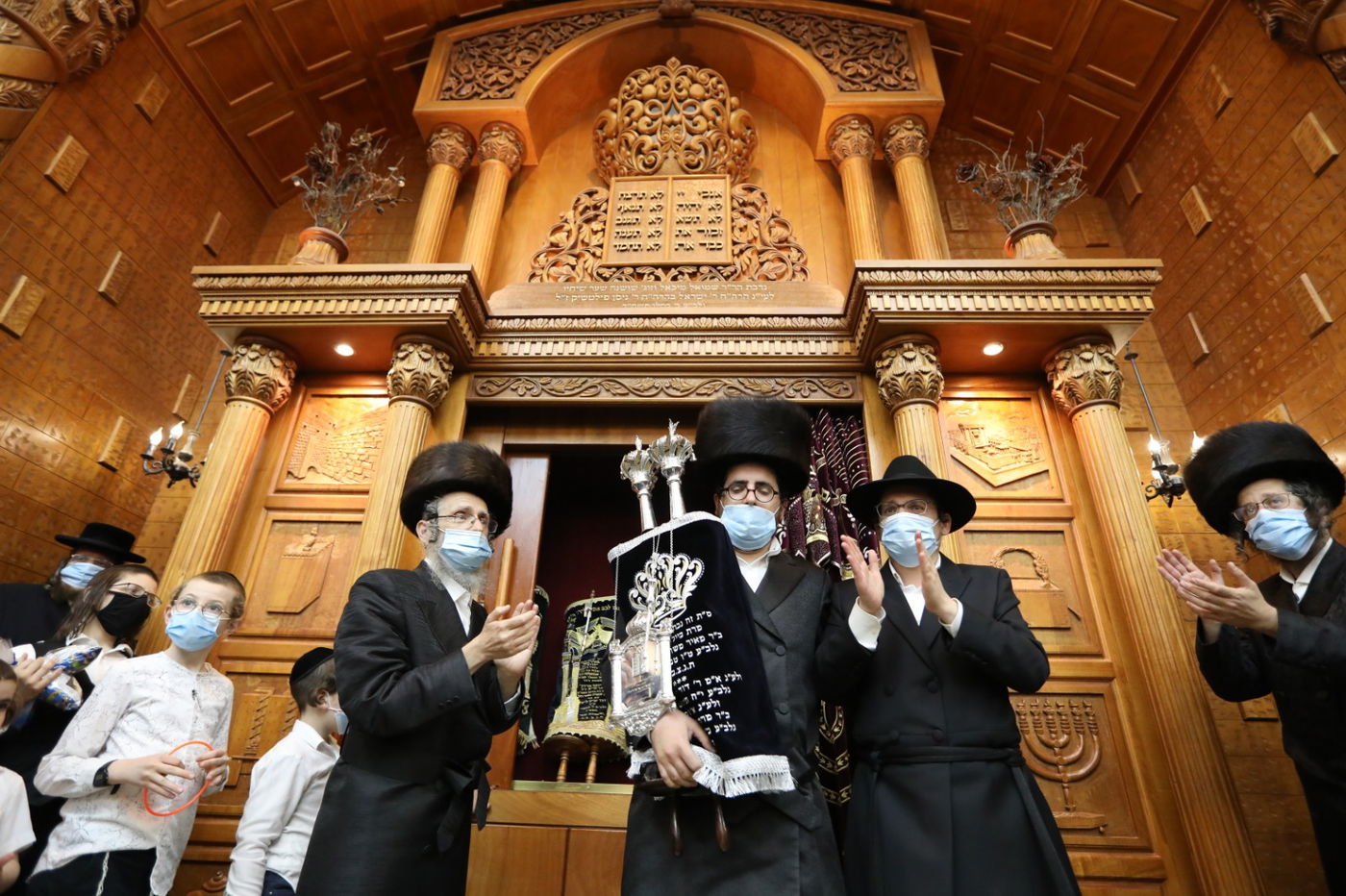 במסיכות וחישוקים: כך ערכו הכנסת ספר תורה בקרלין