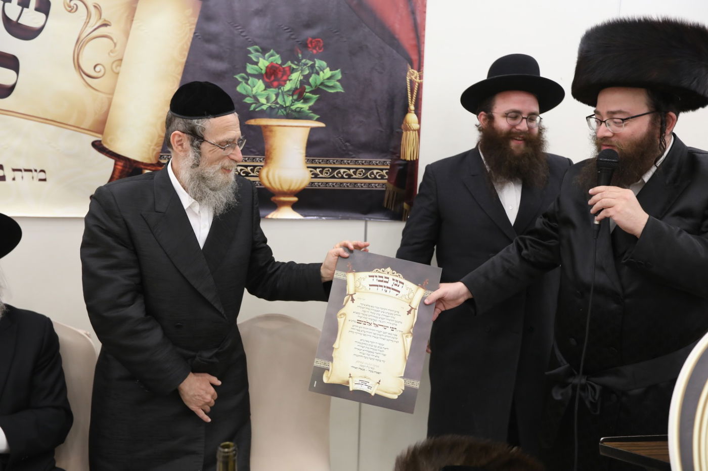 במסיכות וחישוקים: כך ערכו הכנסת ספר תורה בקרלין