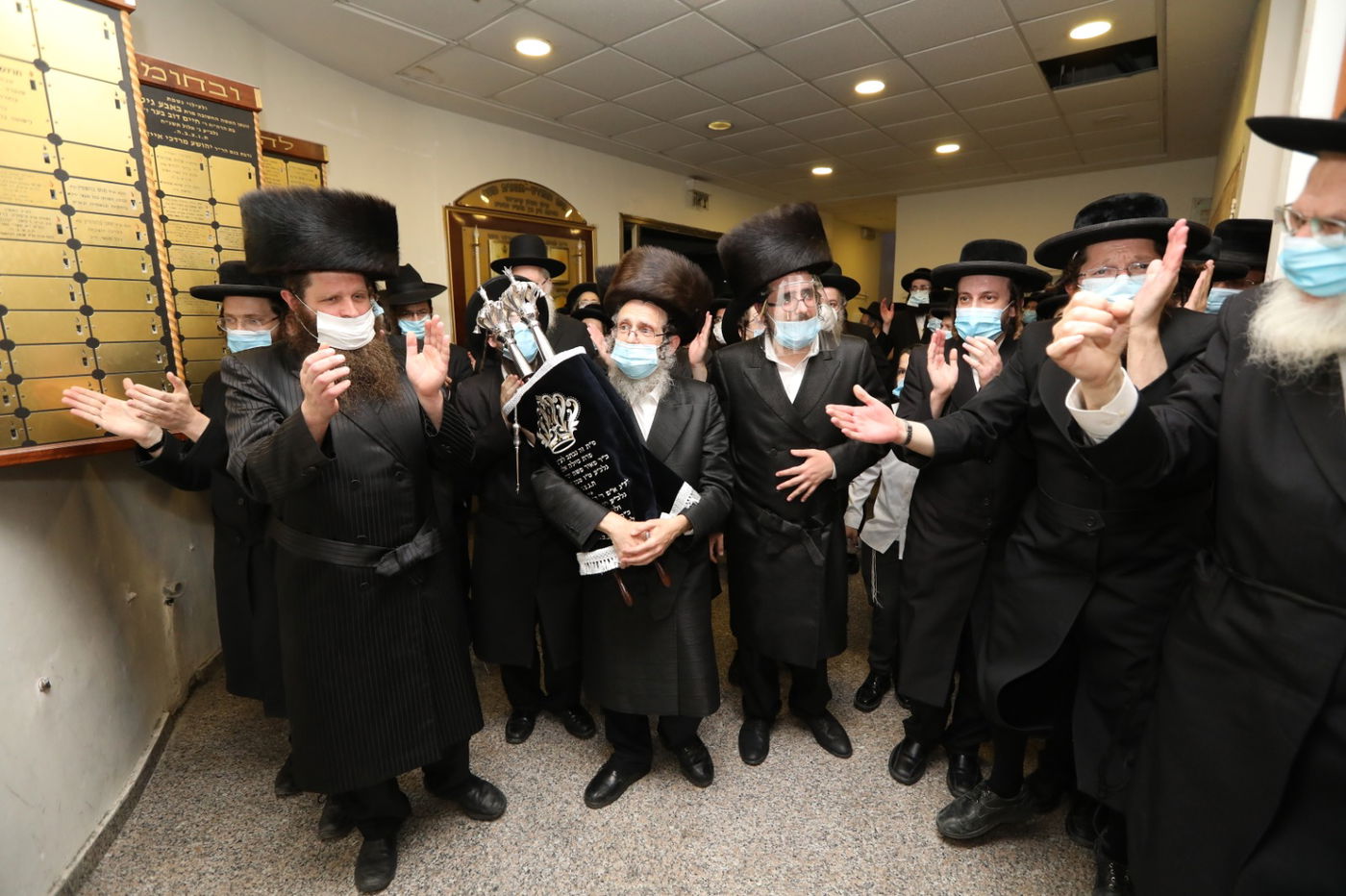 במסיכות וחישוקים: כך ערכו הכנסת ספר תורה בקרלין