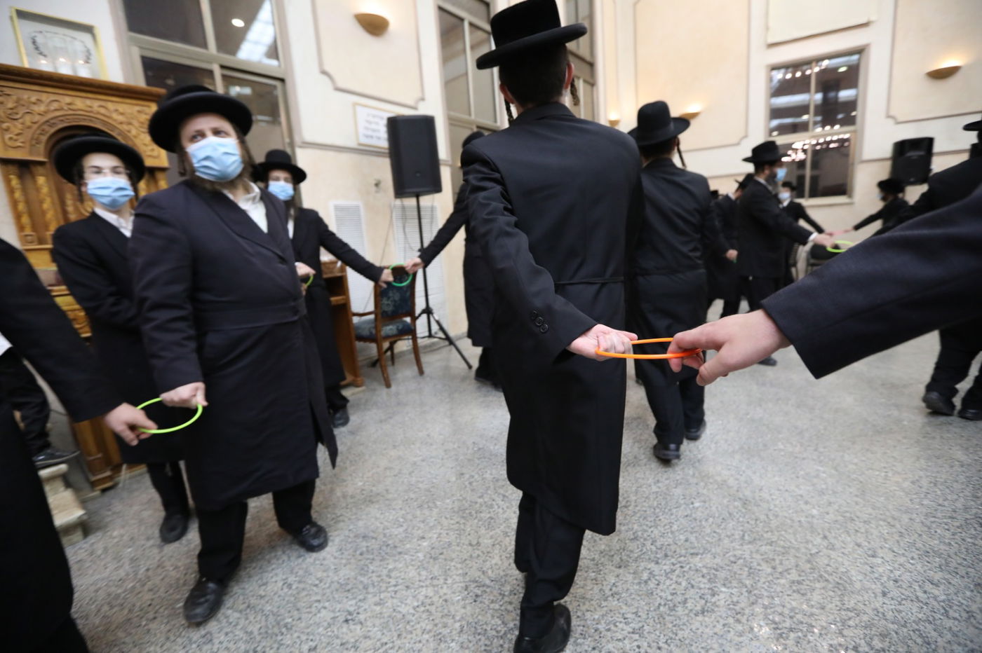 במסיכות וחישוקים: כך ערכו הכנסת ספר תורה בקרלין