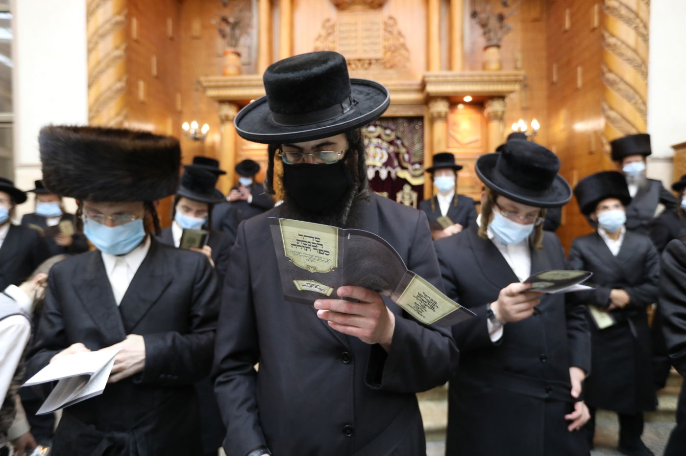 במסיכות וחישוקים: כך ערכו הכנסת ספר תורה בקרלין