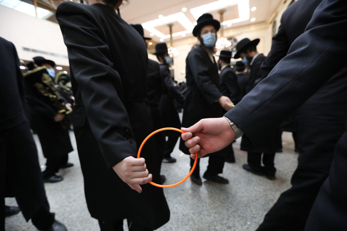 במסיכות וחישוקים: כך ערכו הכנסת ספר תורה בקרלין